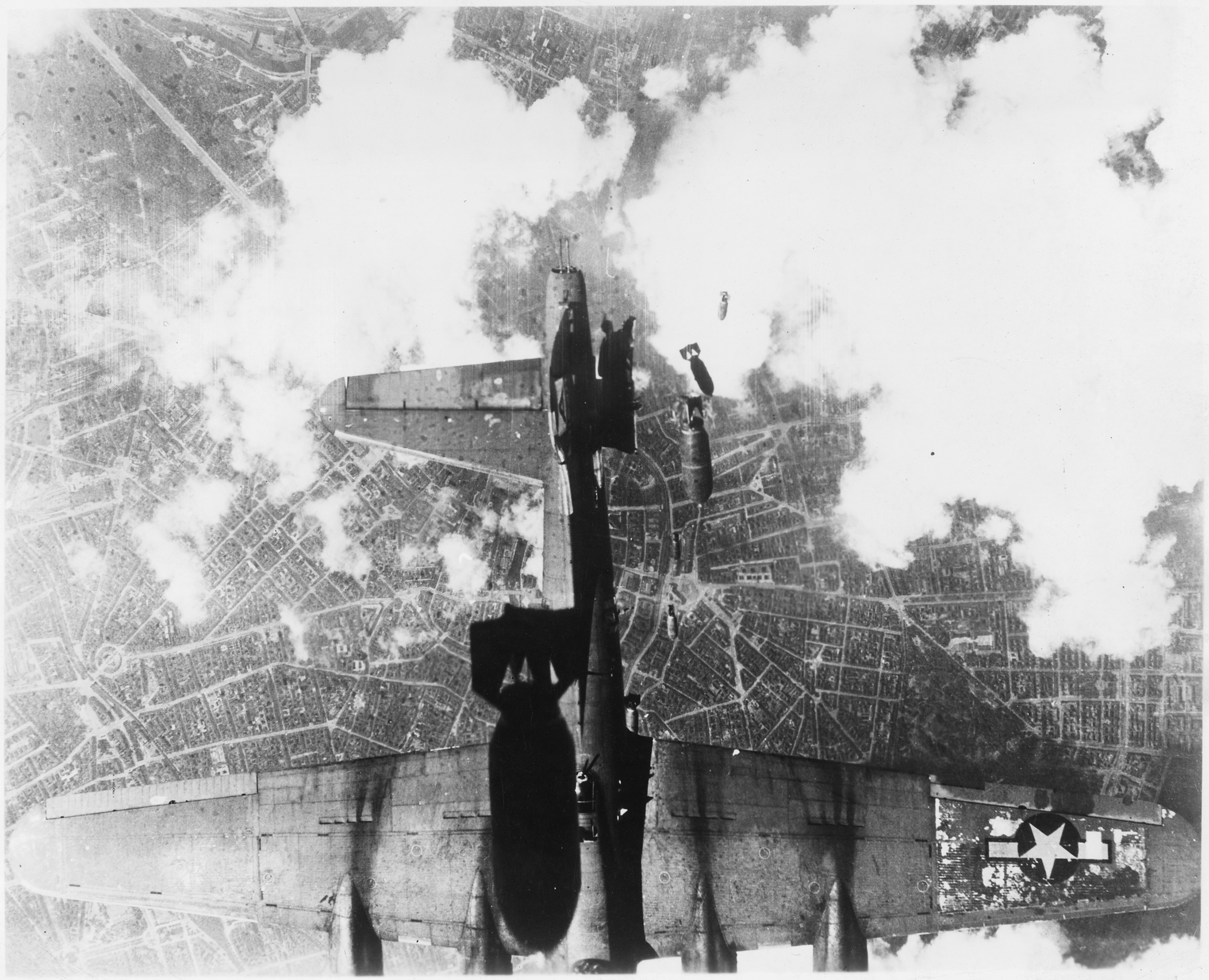  "United_States_bombing_raid_over_a_German_city_-_NARA_-_197269.jpg"