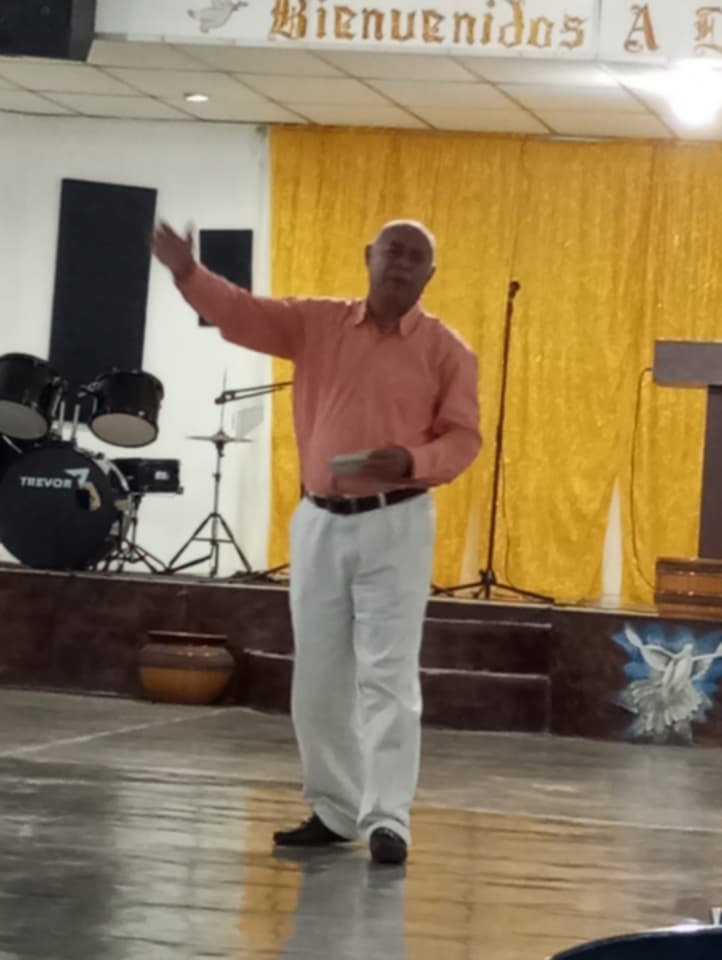 en la iglesia 77.jpg