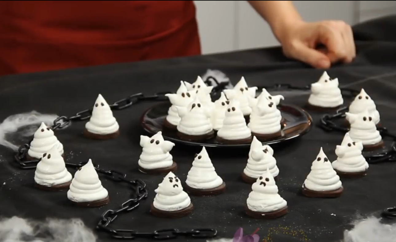 46.-Sweet recipes for the scariest night of Halloween Halloween ghost-marshmallow.png