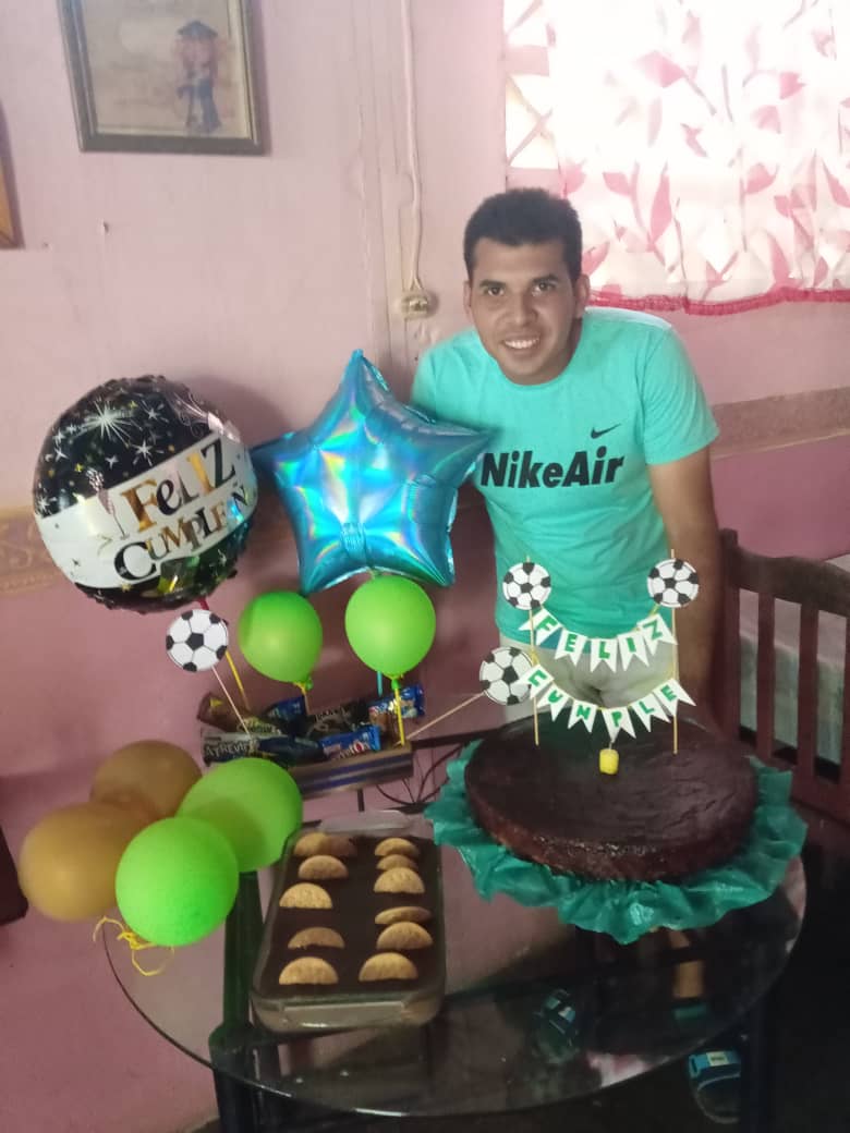 Small arrangement of balloons for birthday Pequeño arreglo de para fiesta de cumpleaños [ENG / —