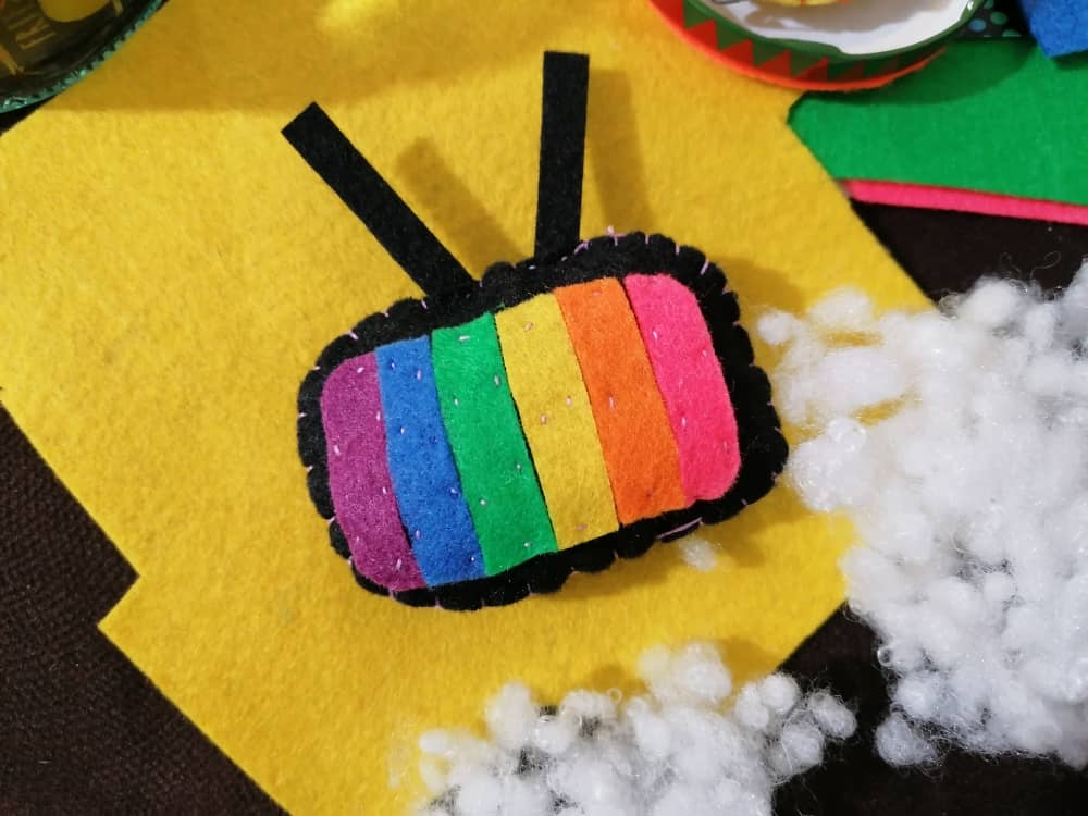 felt-tv-diy (1).jpeg