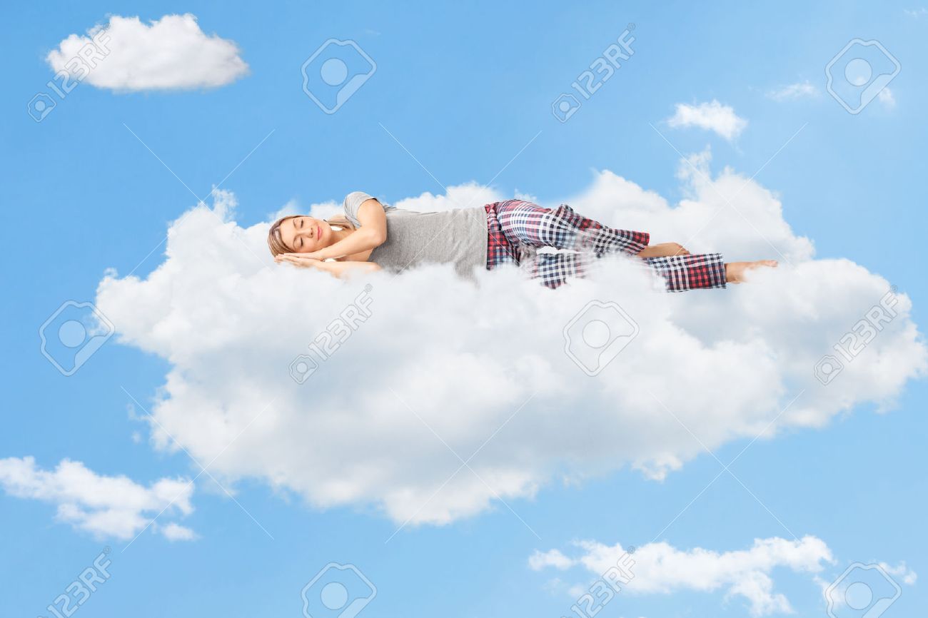 52173455-escena-tranquila-de-una-mujer-joven-de-sueño-y-dormir-en-una-nube-en-el-cielo.jpg