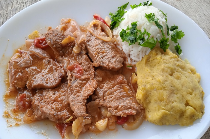 ESP/ENG] Lomo de Res Guisado Encebollado – Gourmet. || Stewed Beef Loin  With Onions – Gourmet. — Hive