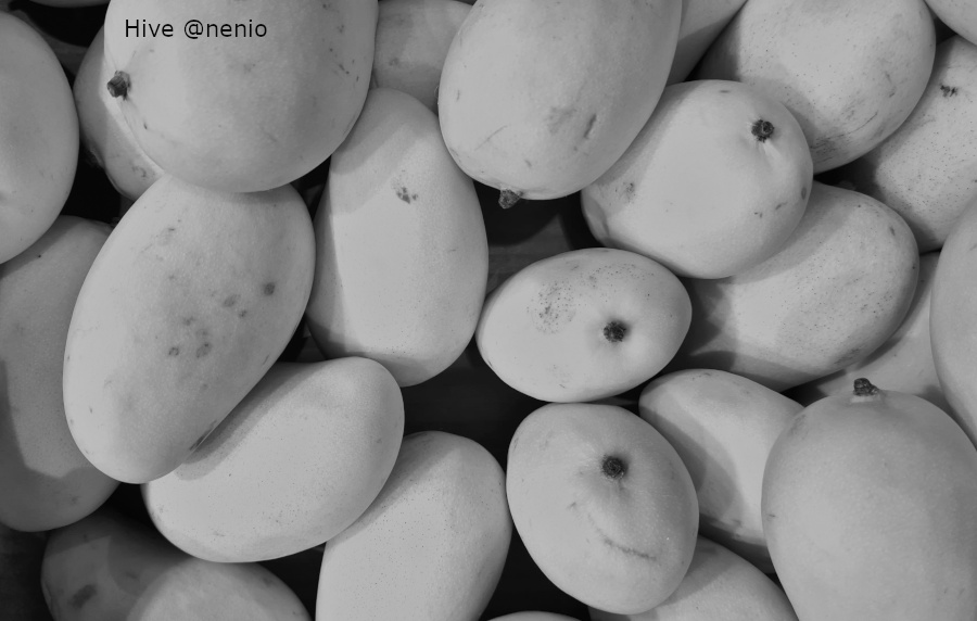 mangos-005-bw.jpg