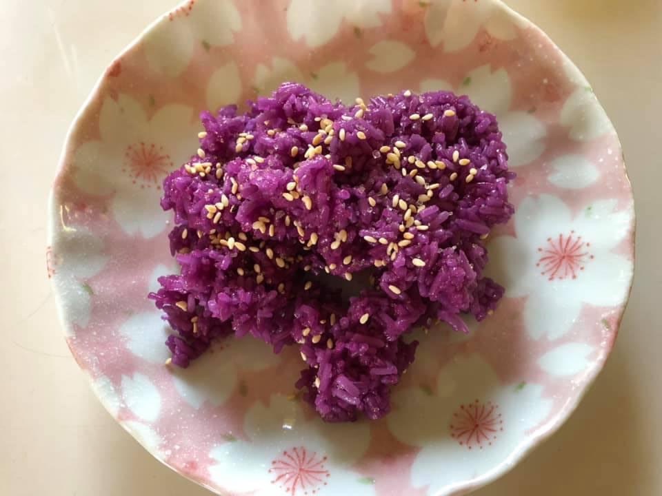 Sticky rice colored by the Magenta plant