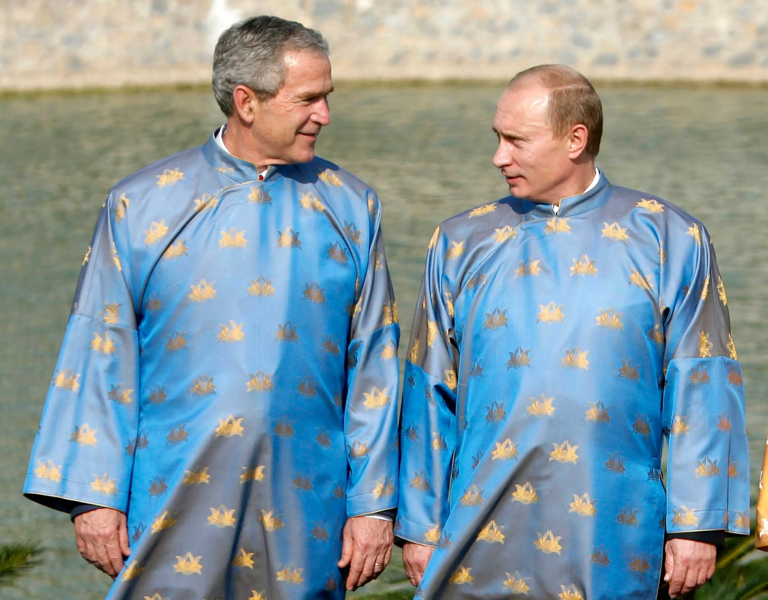 bush-putin-apec-traditional-clothes.webp