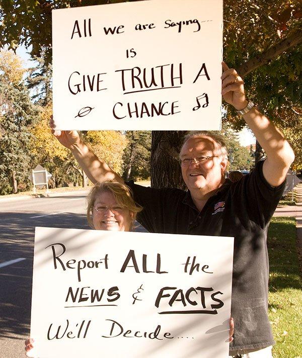 Lin & Bob Media Protest 10-17-09.jpg