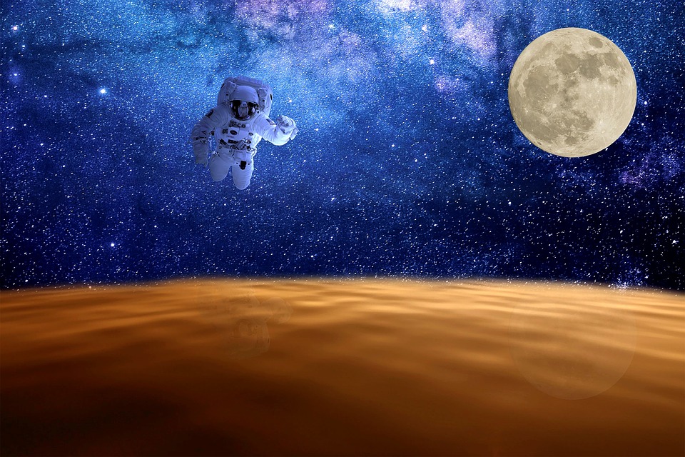 Astronaut moon2 pixa.jpg