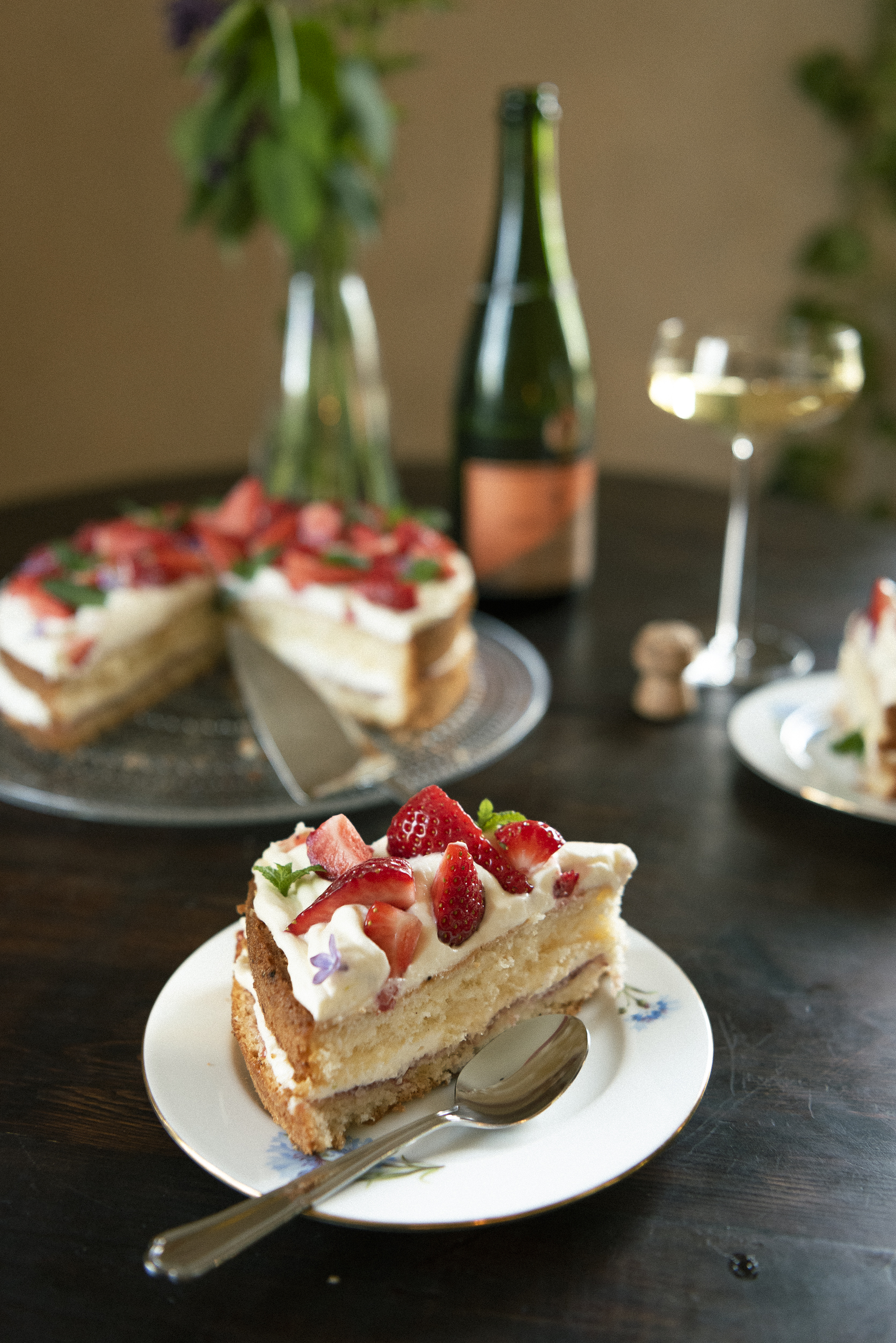 strawberry_mascarpone_cream_cake_lilacs_mint_summer_kastehelmi03.jpg