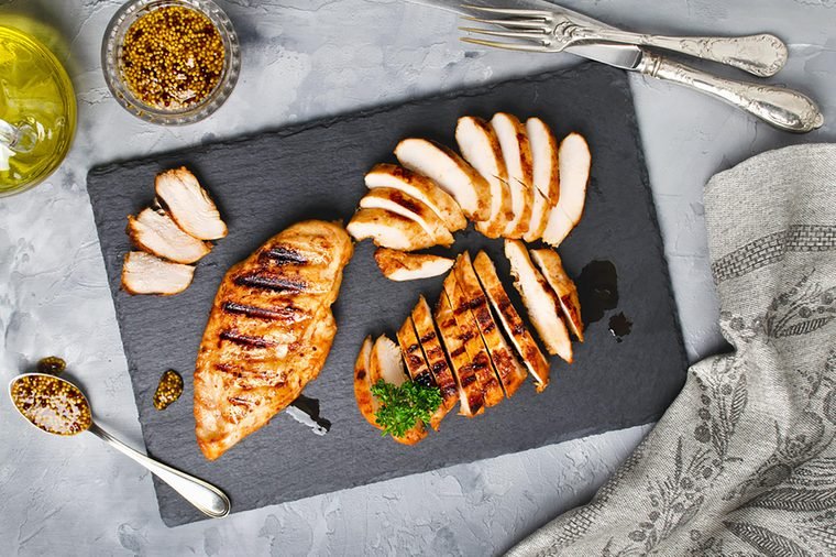 02_grilledchicken_Ways-Nutritionists-Sneak-More-Protein-Into-Their-Diet_429374938_vkuslandia.jpg