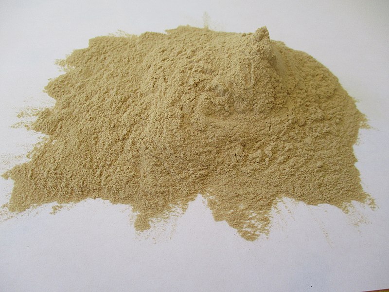 800px-Raw_baobab_powder_on_white_paper.jpg