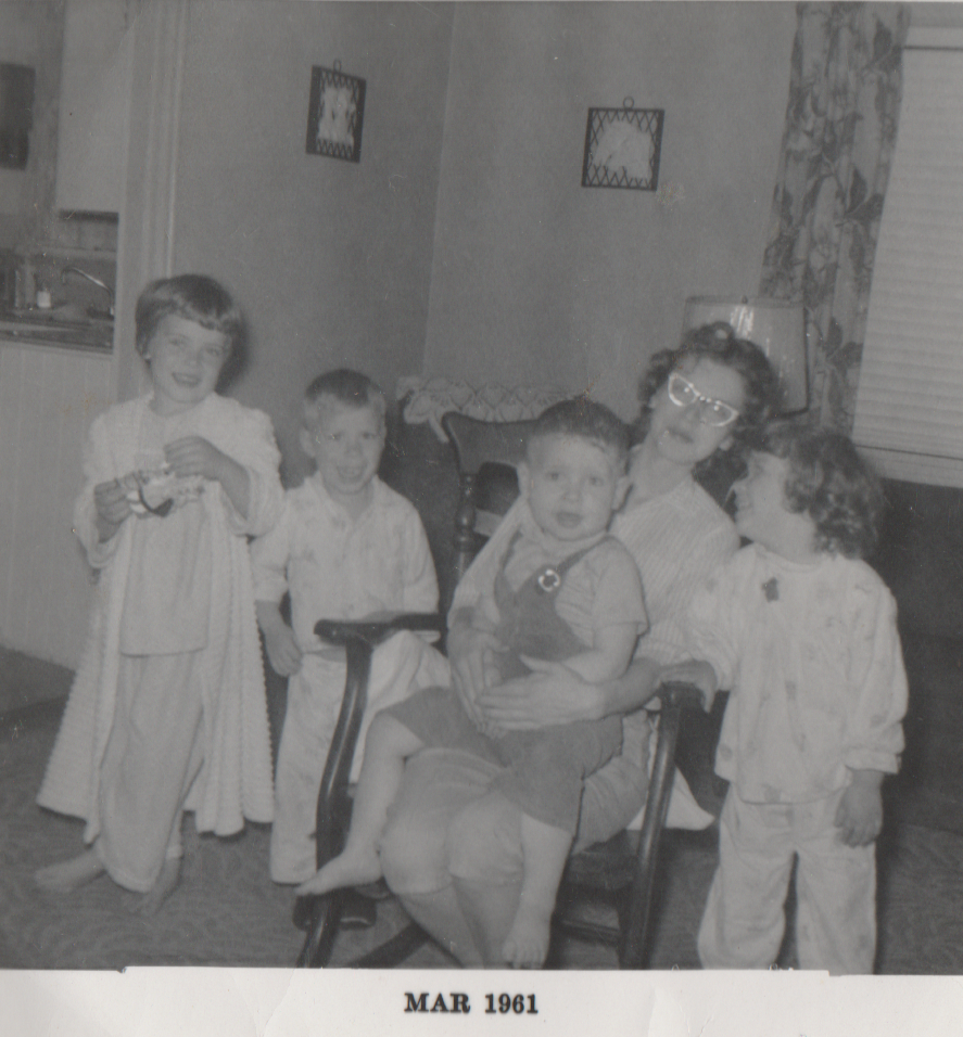 1961-03 - Little House on 85th - Terry, Dave, Derek, Babe, Sandy, 052A, March 1961, 1 woman, 2 boys, 2 girls, black and white.png