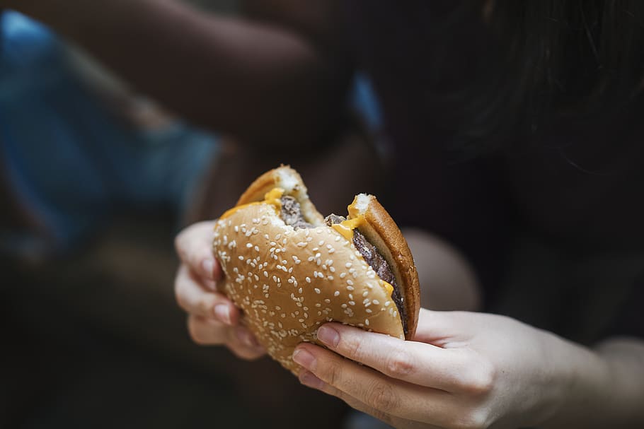 bite-blur-burger-cheeseburger.jpg