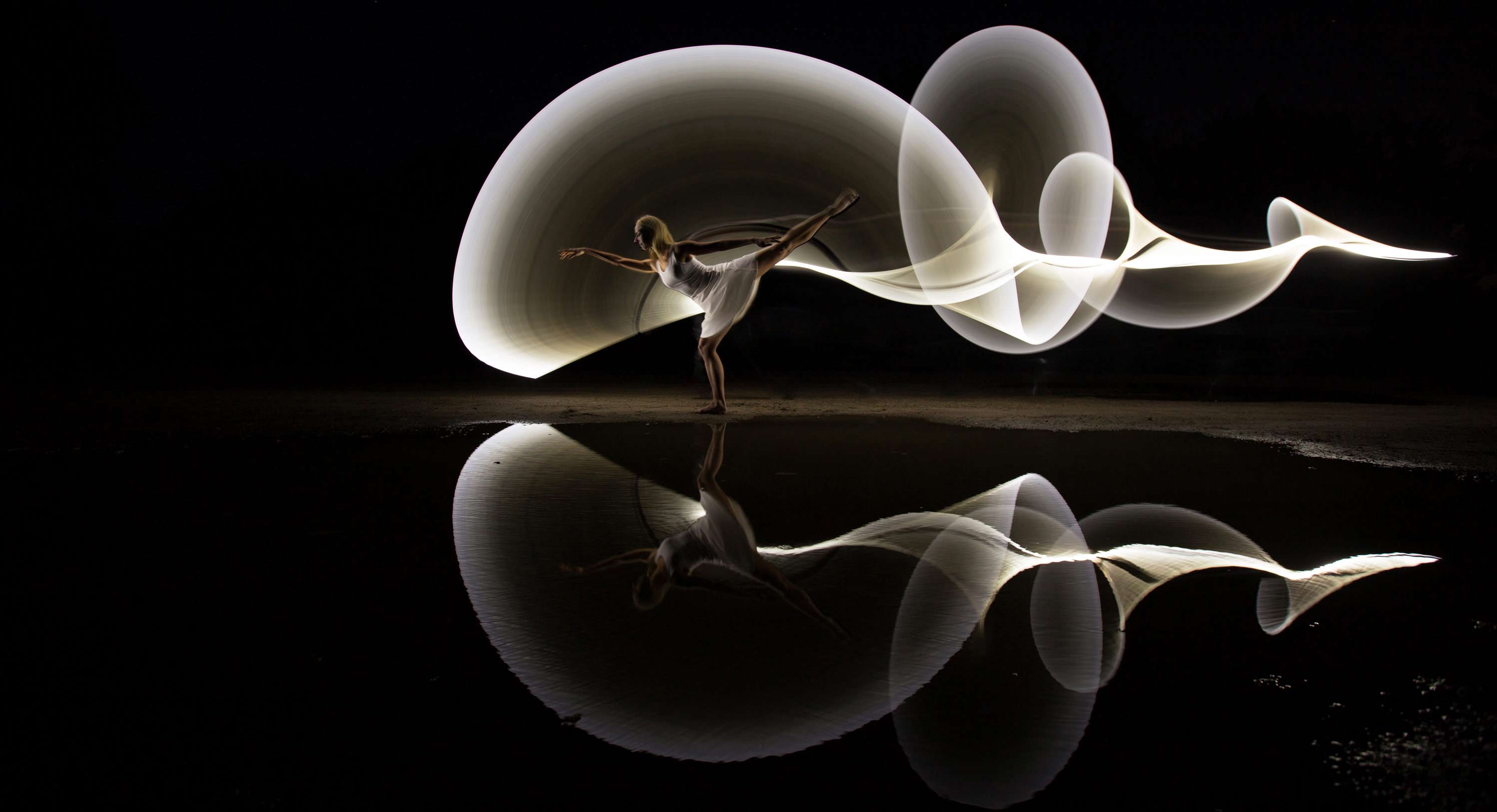 LightPainting-Gunnar-Heilmann-freehand-tube-reflection-light-dancer-001.jpg