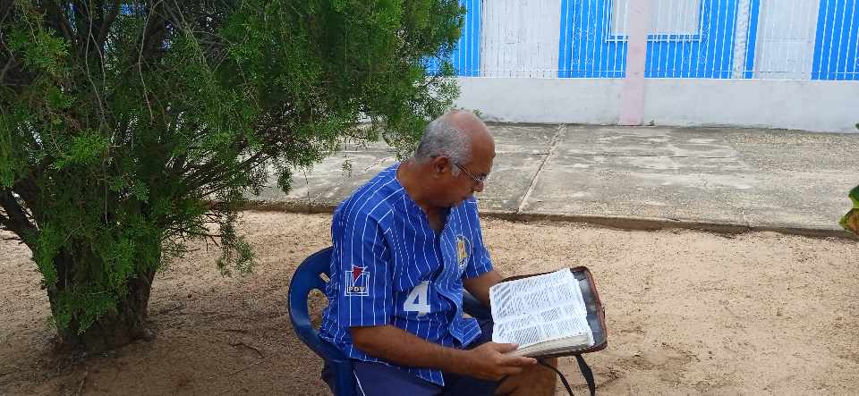 lectura biblica jardin 1 camisa azul.jpg