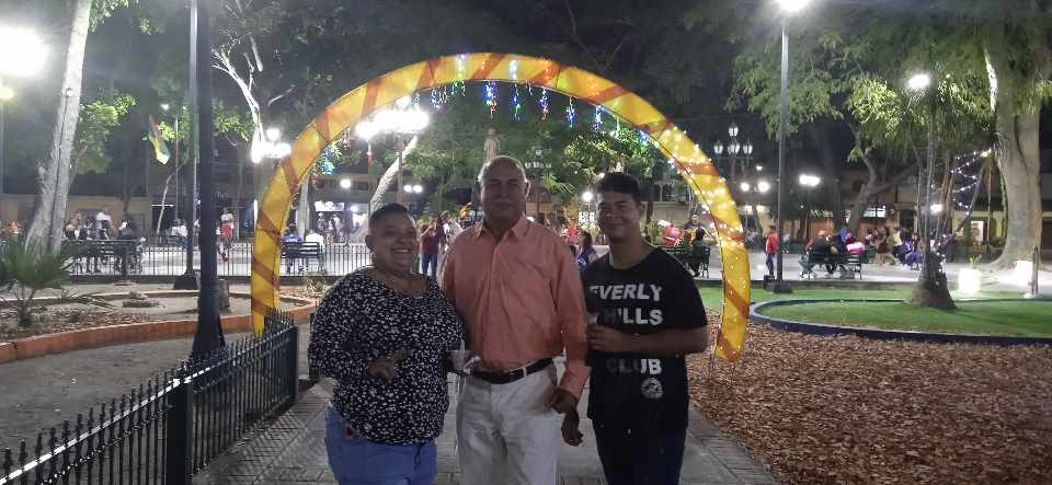 con mis hijos en la plaza 1.jpg