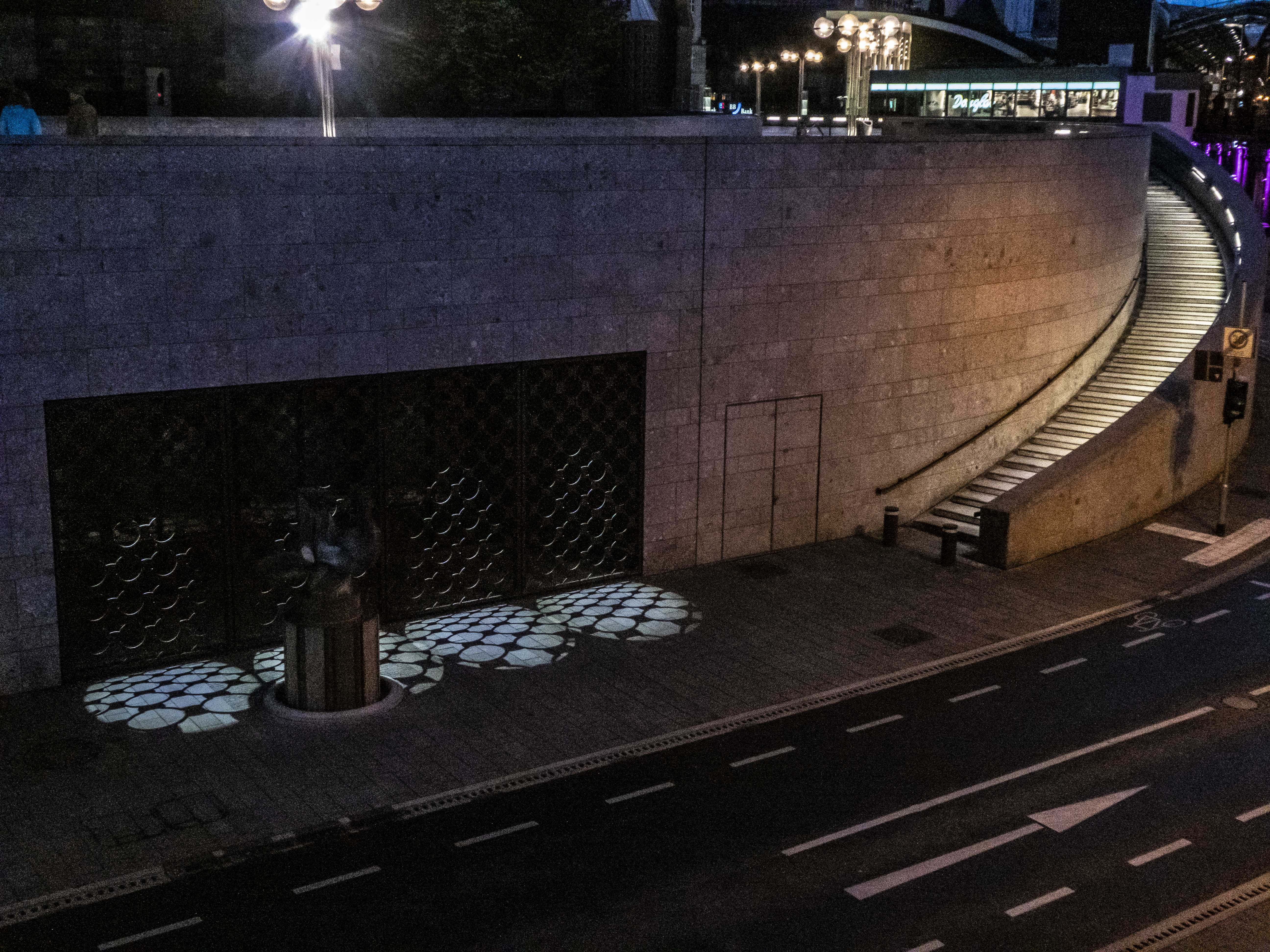 P1110655_Schatten am Dom.jpg