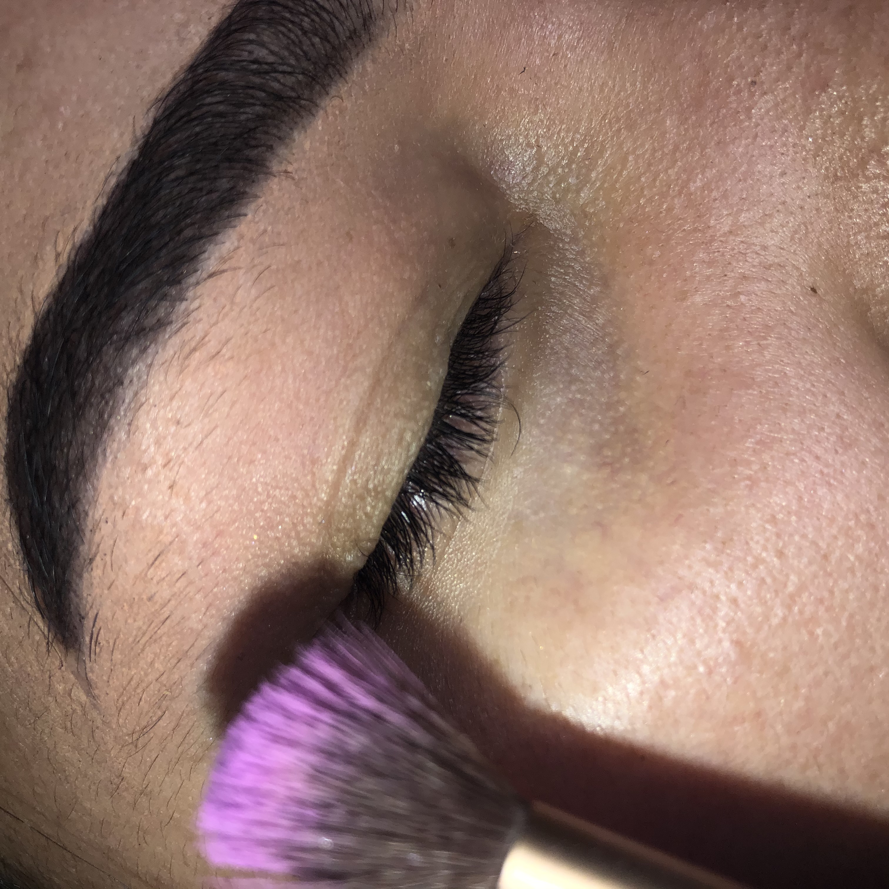 maquillaje morado oscuro