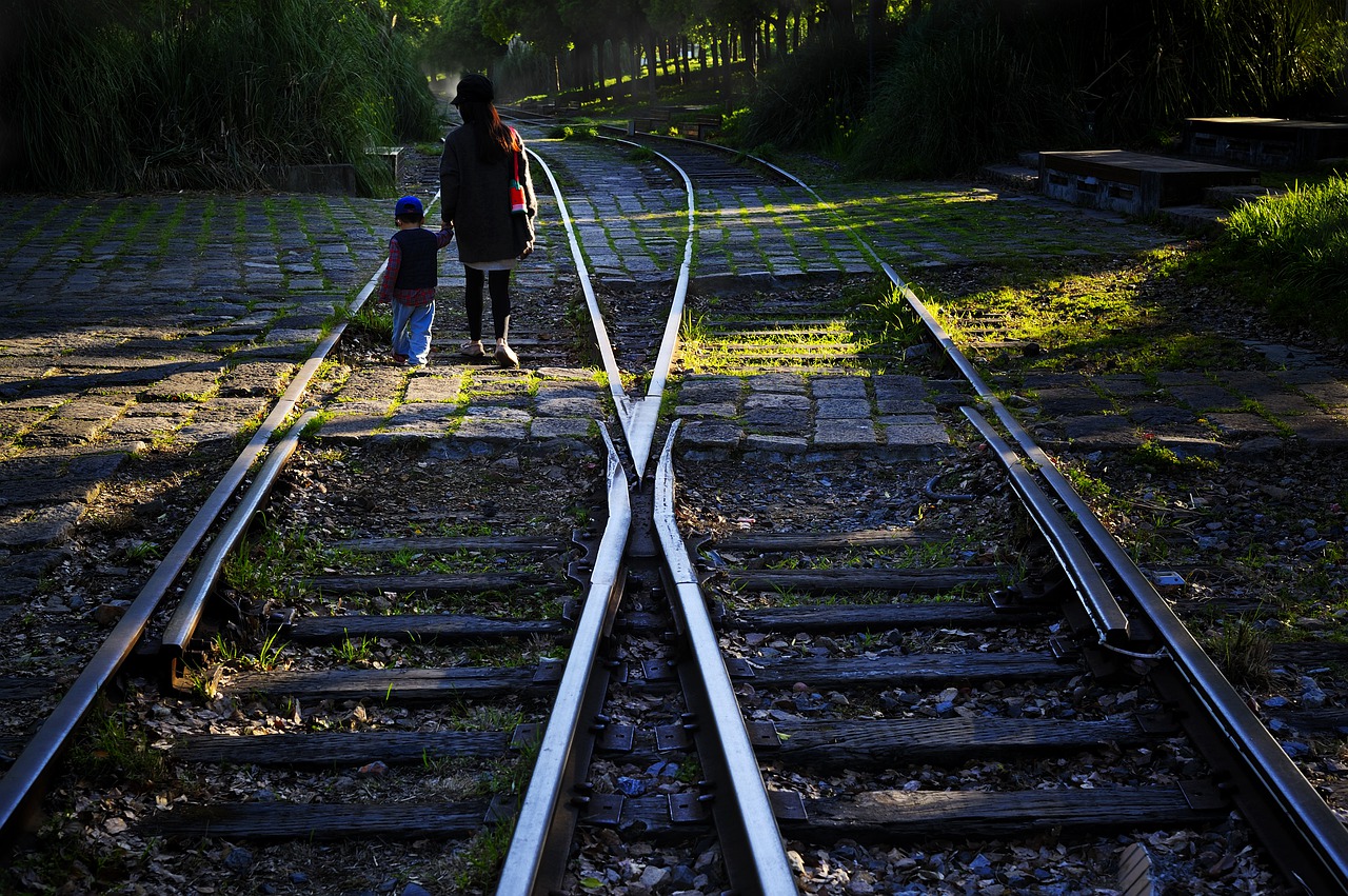 mother-and-child-5107359_1280.jpg