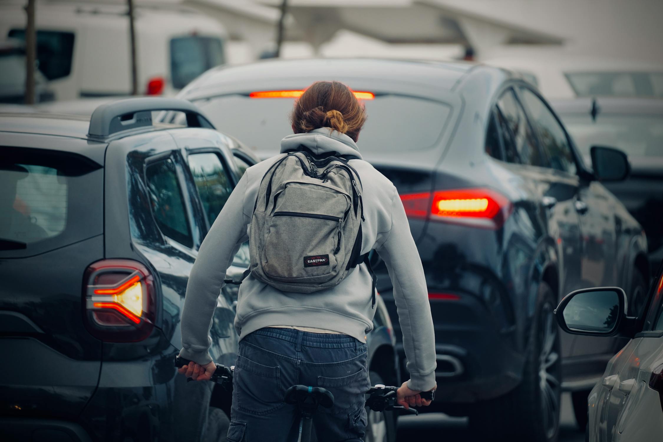 free-photo-of-cyclist-navigating-urban-traffic-jam.jpeg