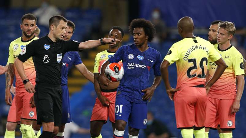 oleksandr-zinchenko-willian-kyle-walker-are-posing-for-a-picture-willian-waits-to-take-his-match-win_617705_.jpg
