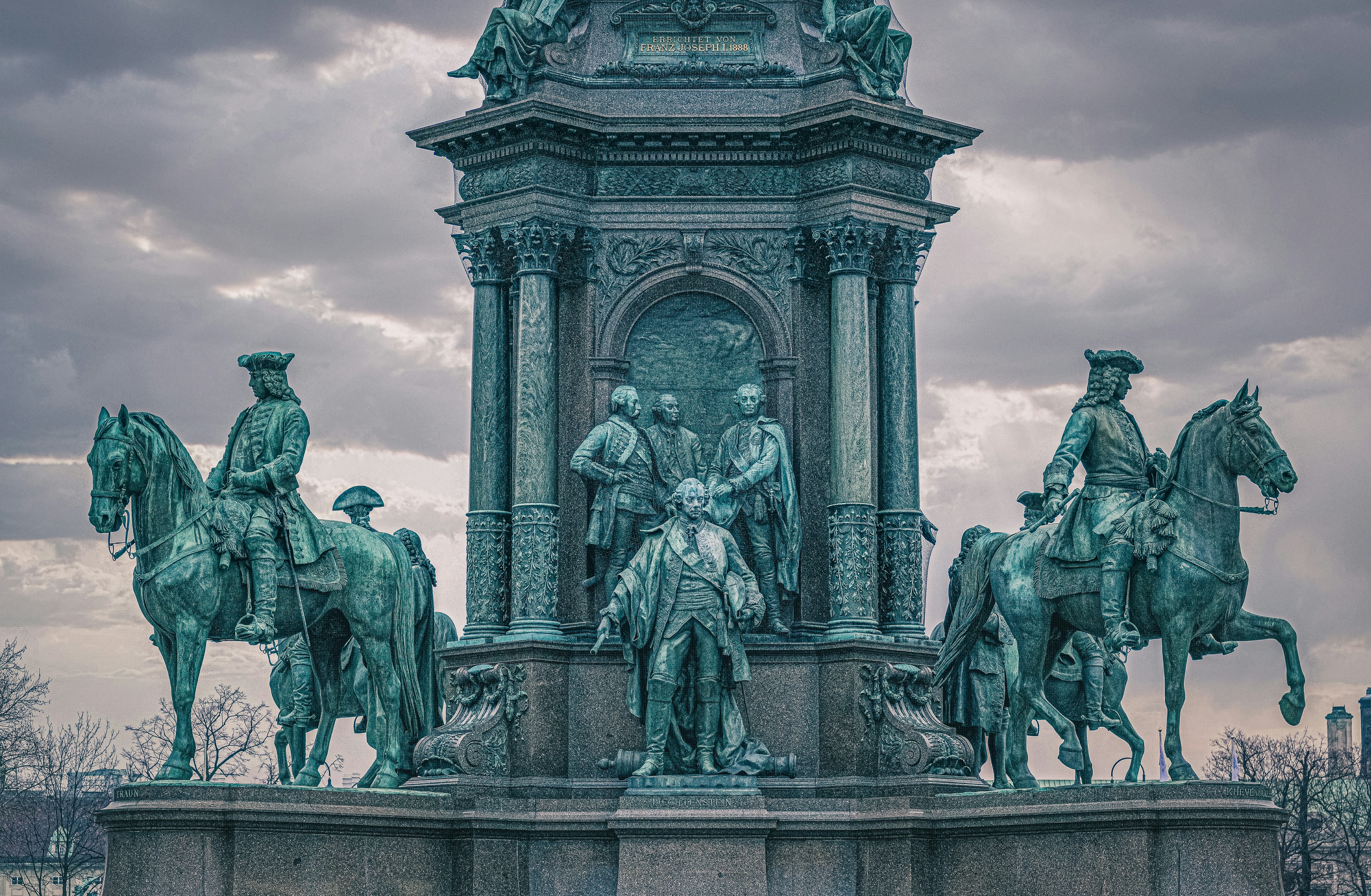 free-walking-tour-salzburg-nbgt1YseJQw-unsplash.jpg