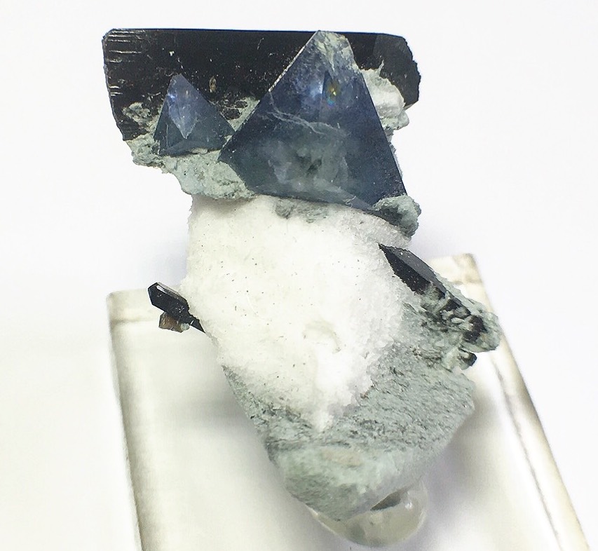 Benitoite 1.jpg