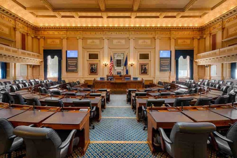 U.S.-Virginia-Senate-unanimously-passes-historic-crypto-banking-bill-768x512.jpg