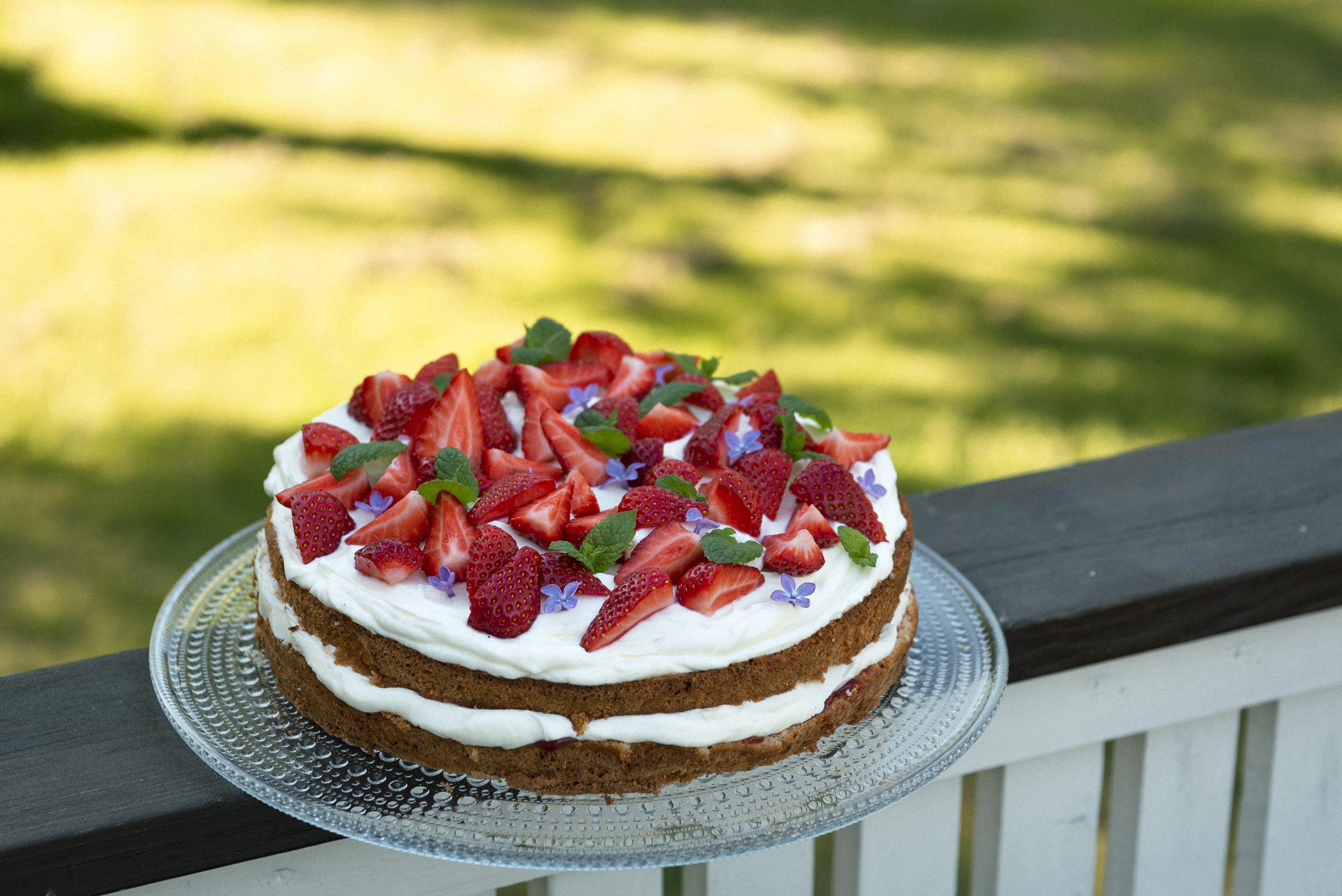 strawberry_mascarpone_cream_cake_lilacs_mint_summer_kastehelmi04.jpg