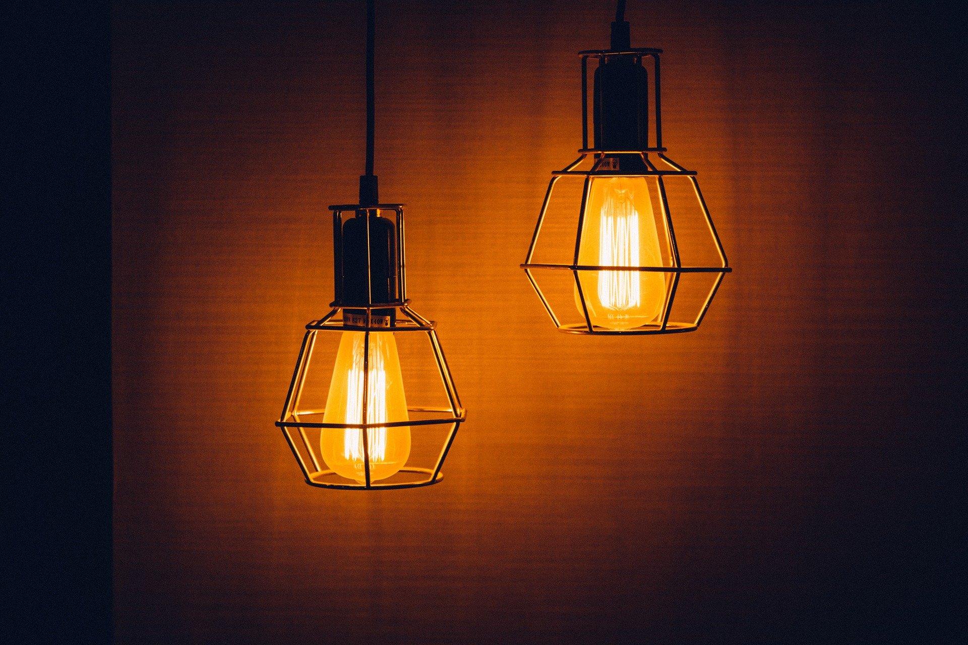 light-bulbs-1603766_1920.jpg
