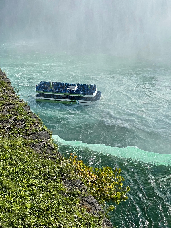 travel-canada-niagra-falls-mist.jpg