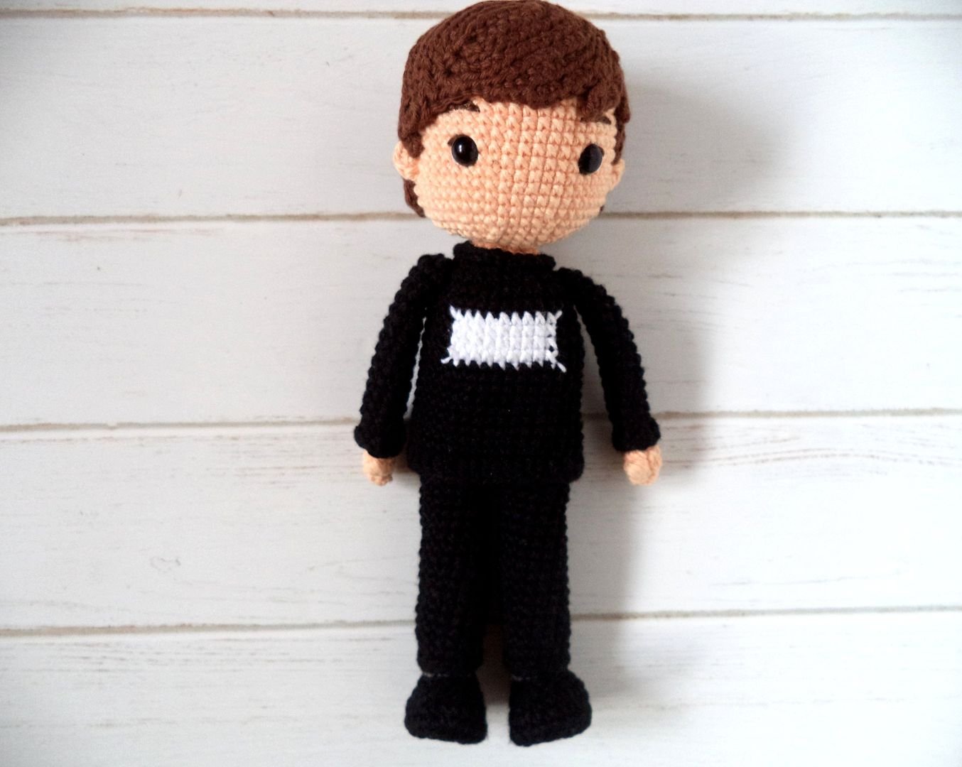 1ct4.Louis Tomlinson_video walls_crochet doll Louis_khawamaru.jpg