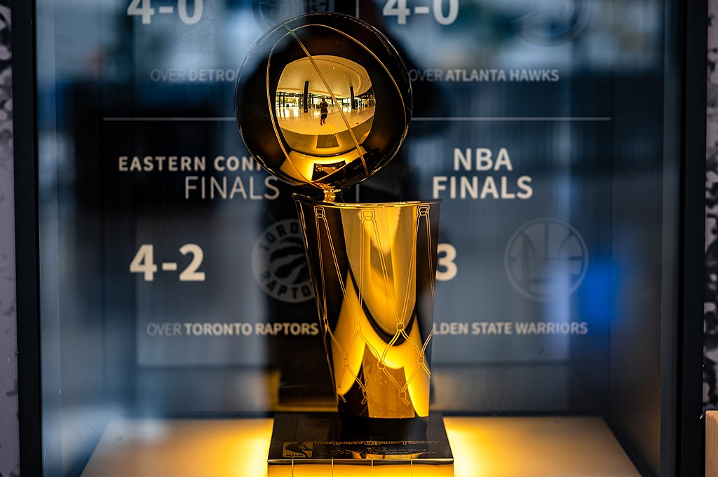 1024px-2016_Cleveland_Cavaliers_NBA_Finals_Trophy_(48884707998).jpg