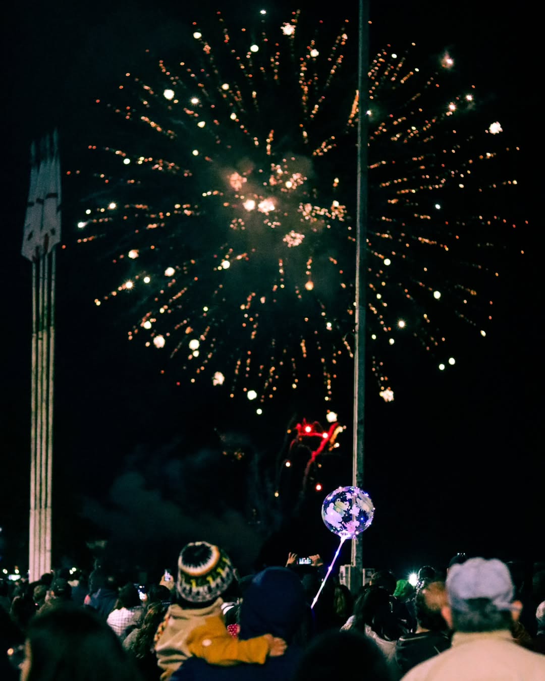 Una noche iluminada   La noche valdiviana ......#nochevaldiviana #nochevaldiviana2025 #nochevaldiviana2025 #valdiviachile #barco #luces #nochedeluces.heic (2).jpg