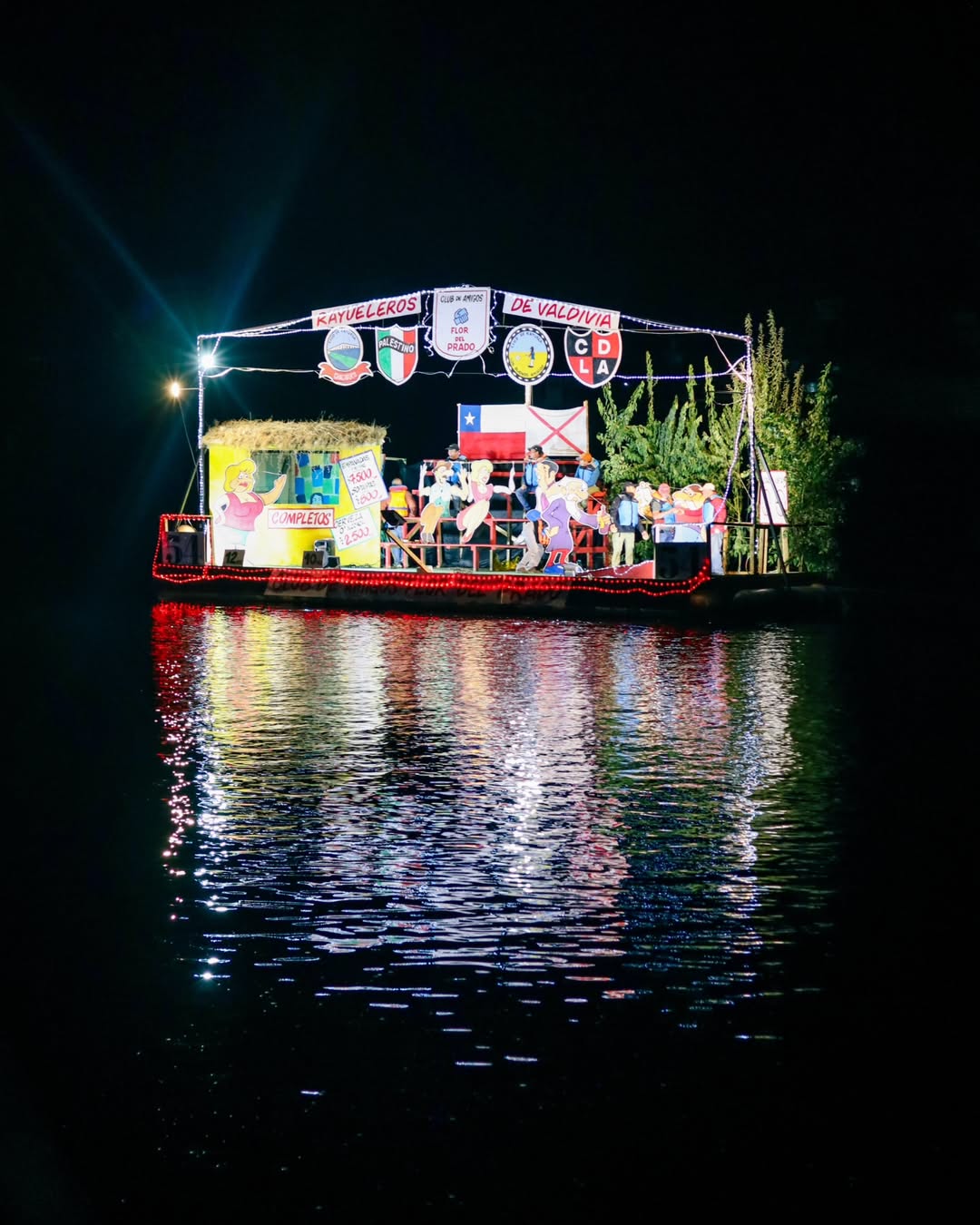 Algunas capturas que logré hacer en la noche Valdiviana de este 2025  ..... #nochevaldiviana #nochevaldiviana2025 #nochevaldiviana2025   #valdivia #valdívia #valdiviachile #barco #luces #nochedeluces.heic (2).jpg