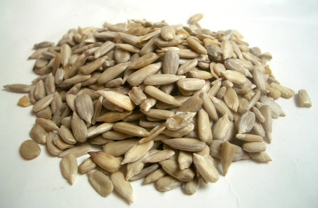 sunflower-seeds-gf7f4573dd_640.jpeg