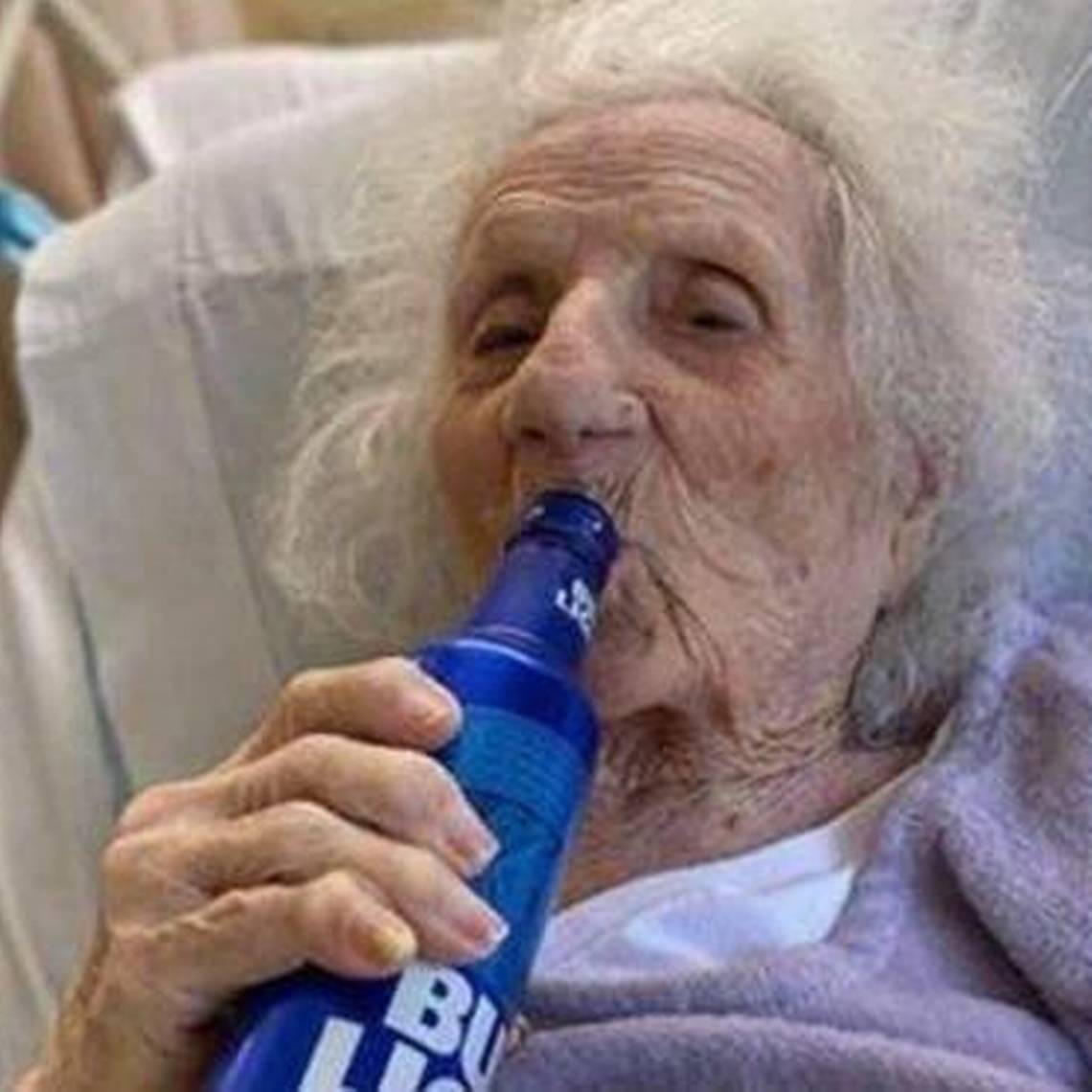 jennie-stejna-anciana-de-103-anos-que-celebra-que-ha-vencido-al-coronavirus-con-una-cerveza-1.jpeg