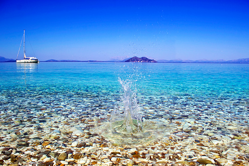 PIEDRA CAYENDO EN EL MAR.jpg