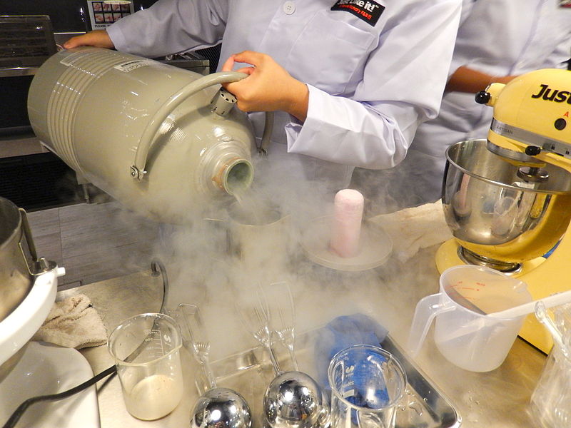 Making_Liquid_Nitrogen_Ice_Cream_-_Sentosa,_Singapore_-_16_Oct._2013.jpg