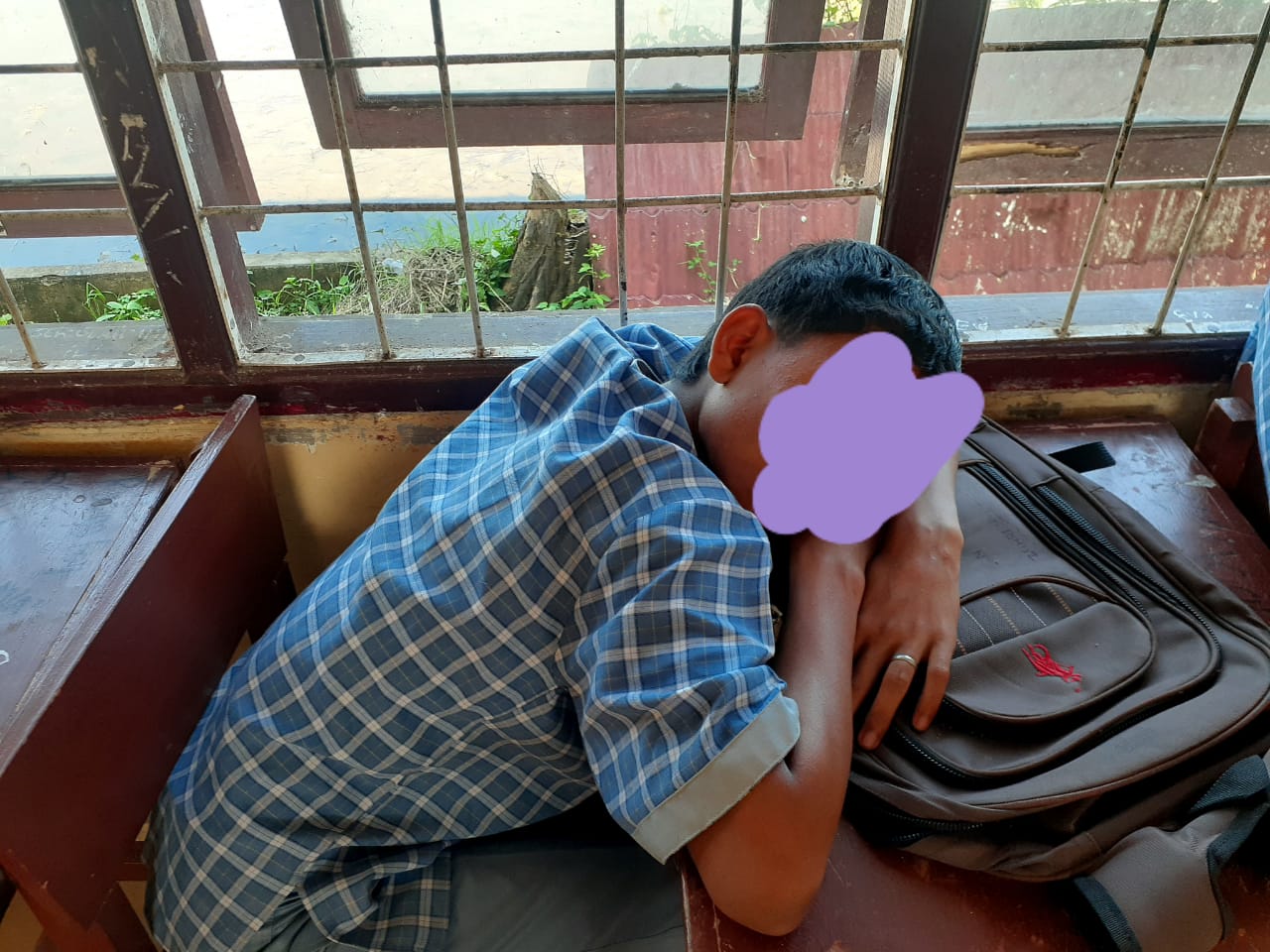  "Siswa tidur di kelas.jpeg"