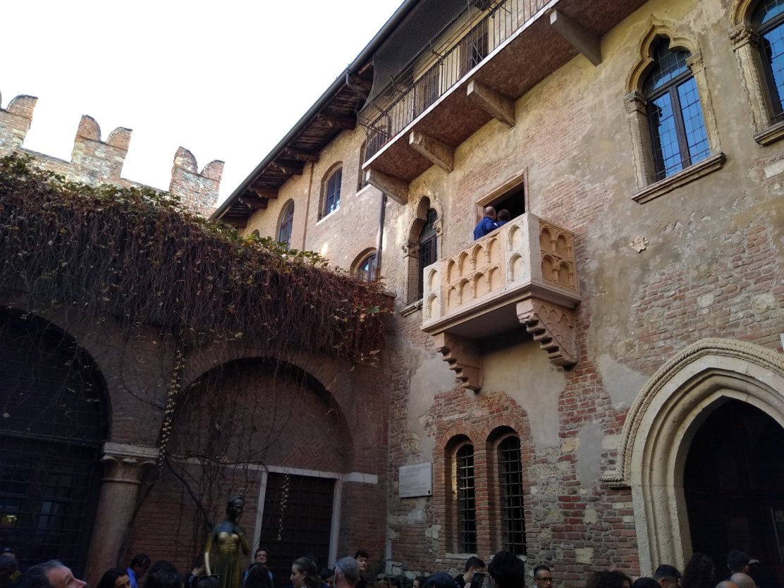 Juliets House Verona Italy Visiting A Very Busy Tourist Attraction Inspired By Shakespeare 9216