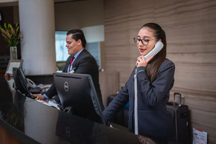 receptionists-5975962__480.webp