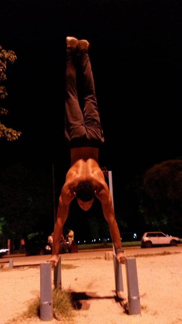 Handstand en las ballenas.jpeg