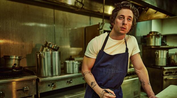 wallpapersden.com_jeremy-allen-white-in-the-bear-season-1_wxl.jpg