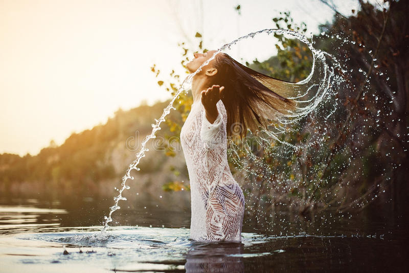 muchacha-modelo-de-la-belleza-que-salpica-el-agua-con-su-pelo-natación-adolescente-y-salpicar-en-playa-del-verano-97757894.jpg