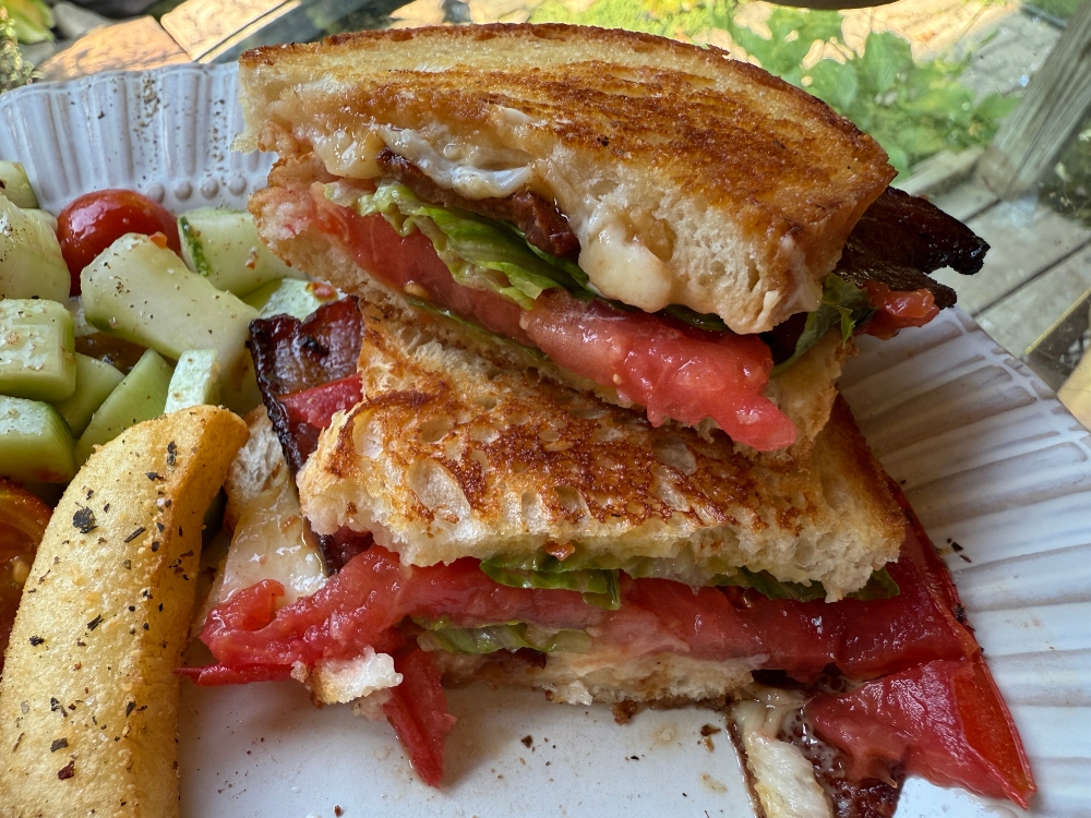 hivegarden-tomato-sandwich-8.jpg