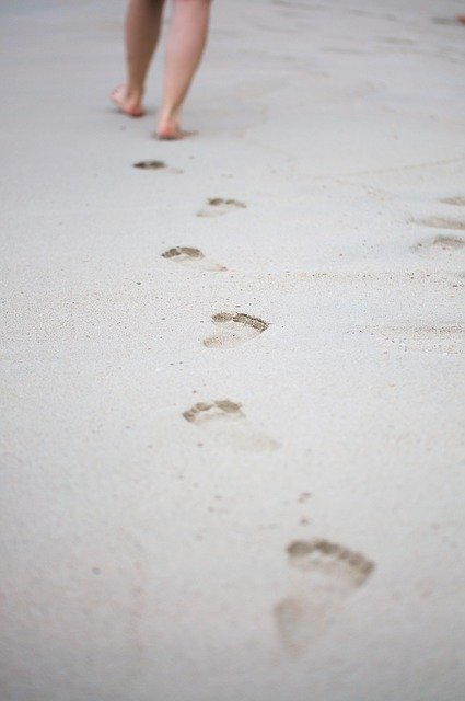 footsteps-2912365_640.jpg