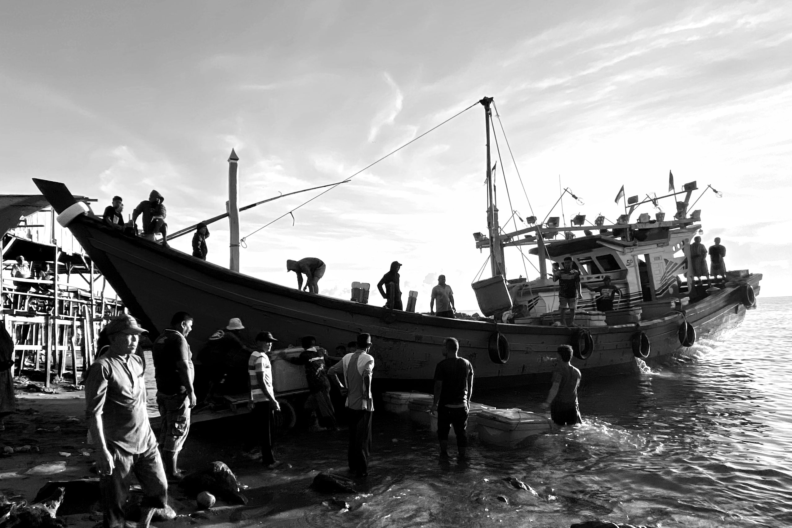 Monomad Challenge-Hunting for Fishermen's Silhouette