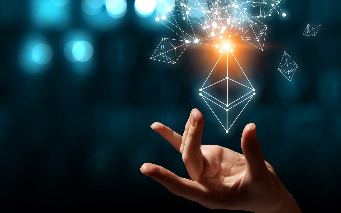 https://images.hive.blog/DQmbCiRnQtaLQkwGSiQuipXFJCfbavha2EGUsUh1NkLKgDa/Ethereum%20logo%20in%20hand.jpeg