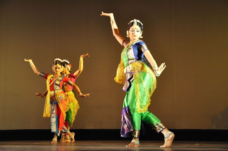 1280px-dance_with_rabindra_sangeet_-_kolkata_2011-11-05_6671.jpg